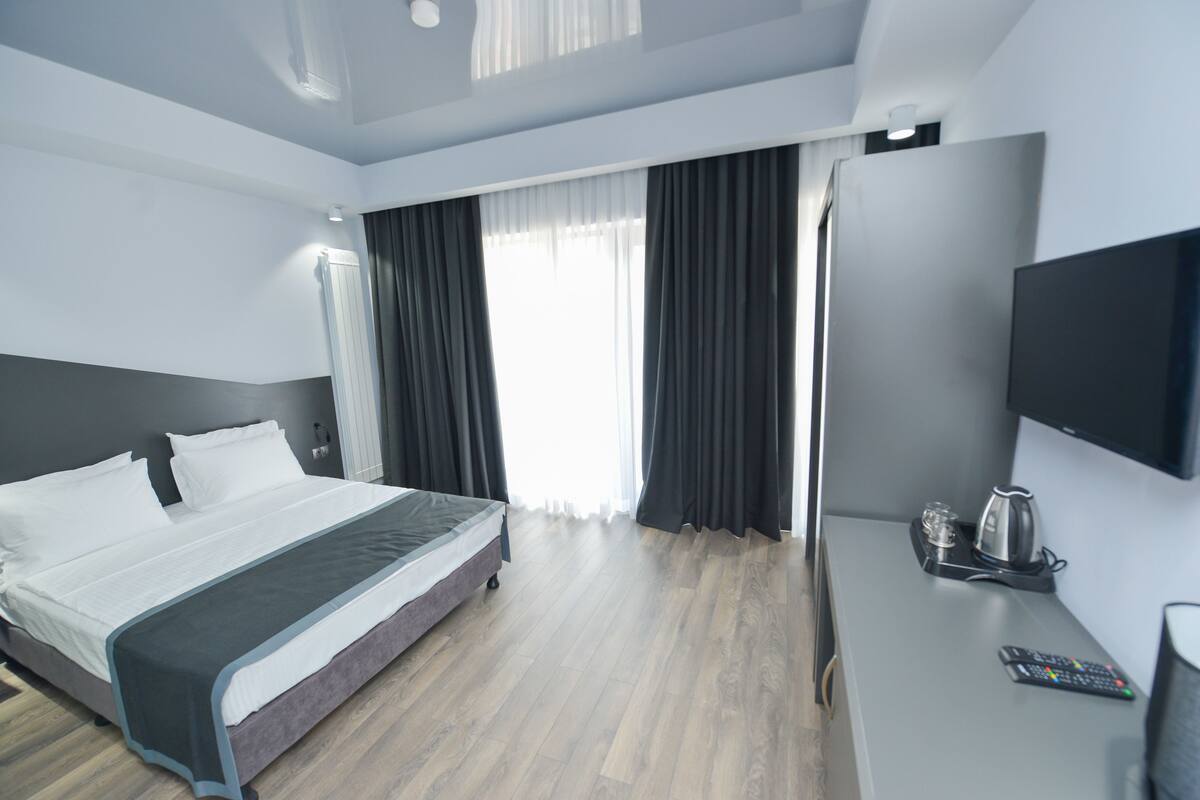 Premium bedding, iron/ironing board (on request)