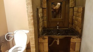 Bungalow | Bathroom | Shower, rainfall showerhead, towels - Secret Du Sahara (Errachidia)