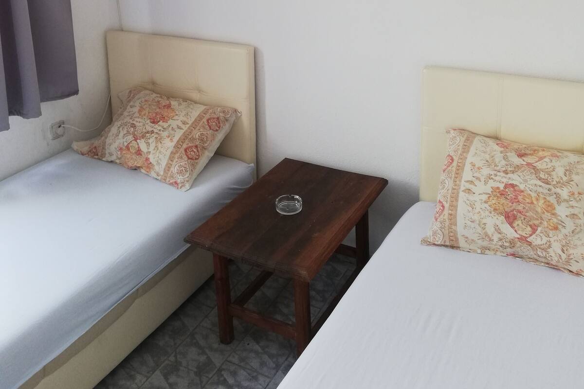 Habitación económica | Muebles diferentes, escritorio y insonorización