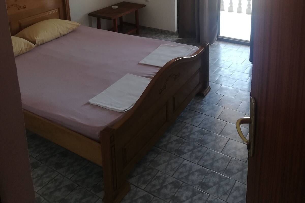 Muebles diferentes, escritorio y insonorización