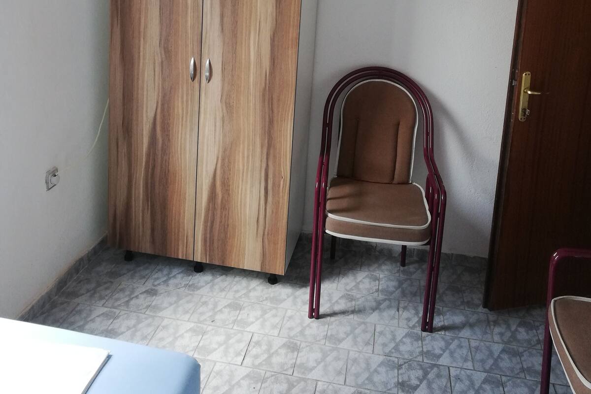 Estudio económico | Muebles diferentes, escritorio y insonorización