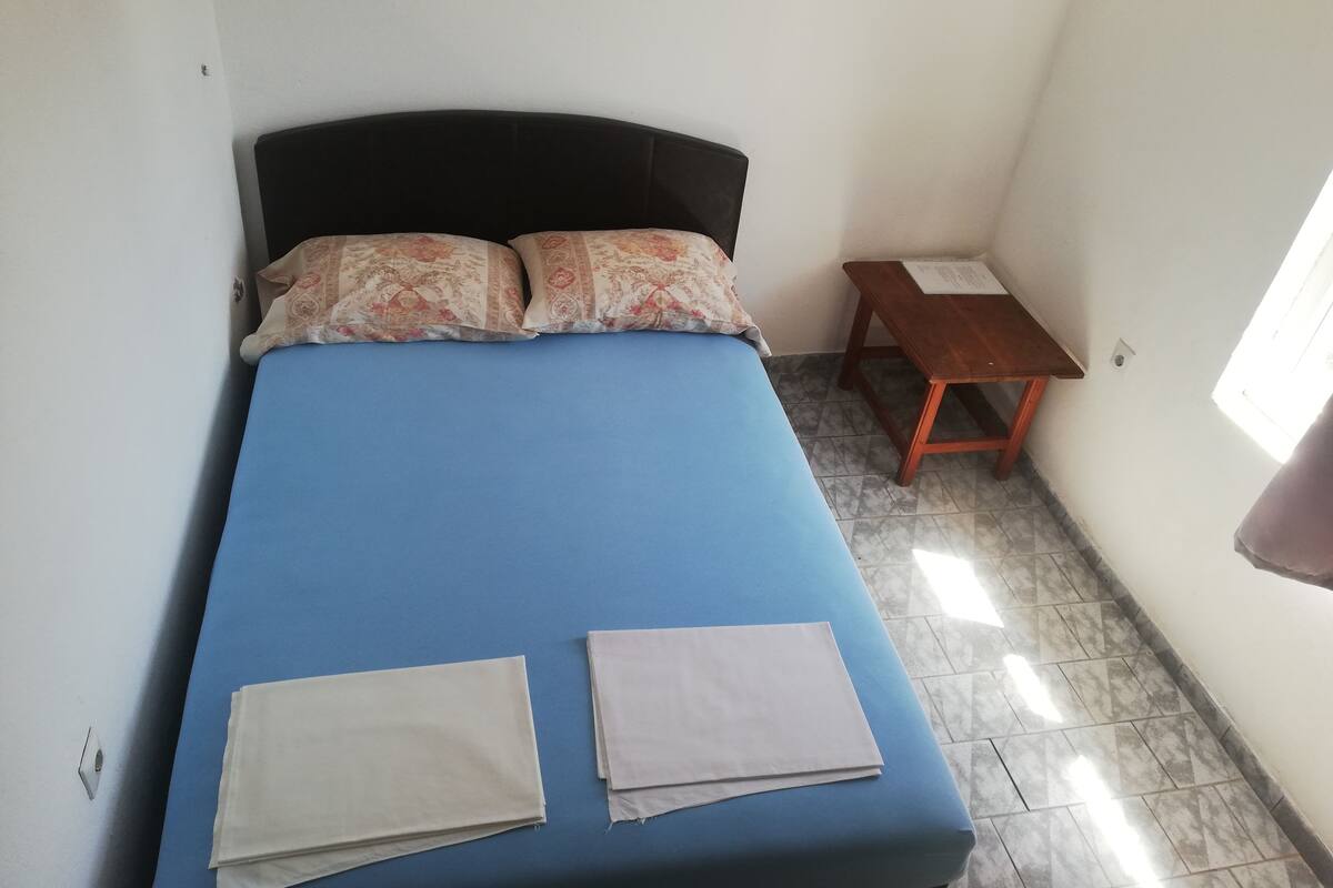 Habitación individual Confort | Muebles diferentes, escritorio y insonorización