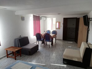 Habitación cuádruple Confort | Muebles diferentes, escritorio y insonorización