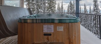 Superb Odin Road Location Backing onto Skiway Hot tub, Garage, Laundry, BBQ