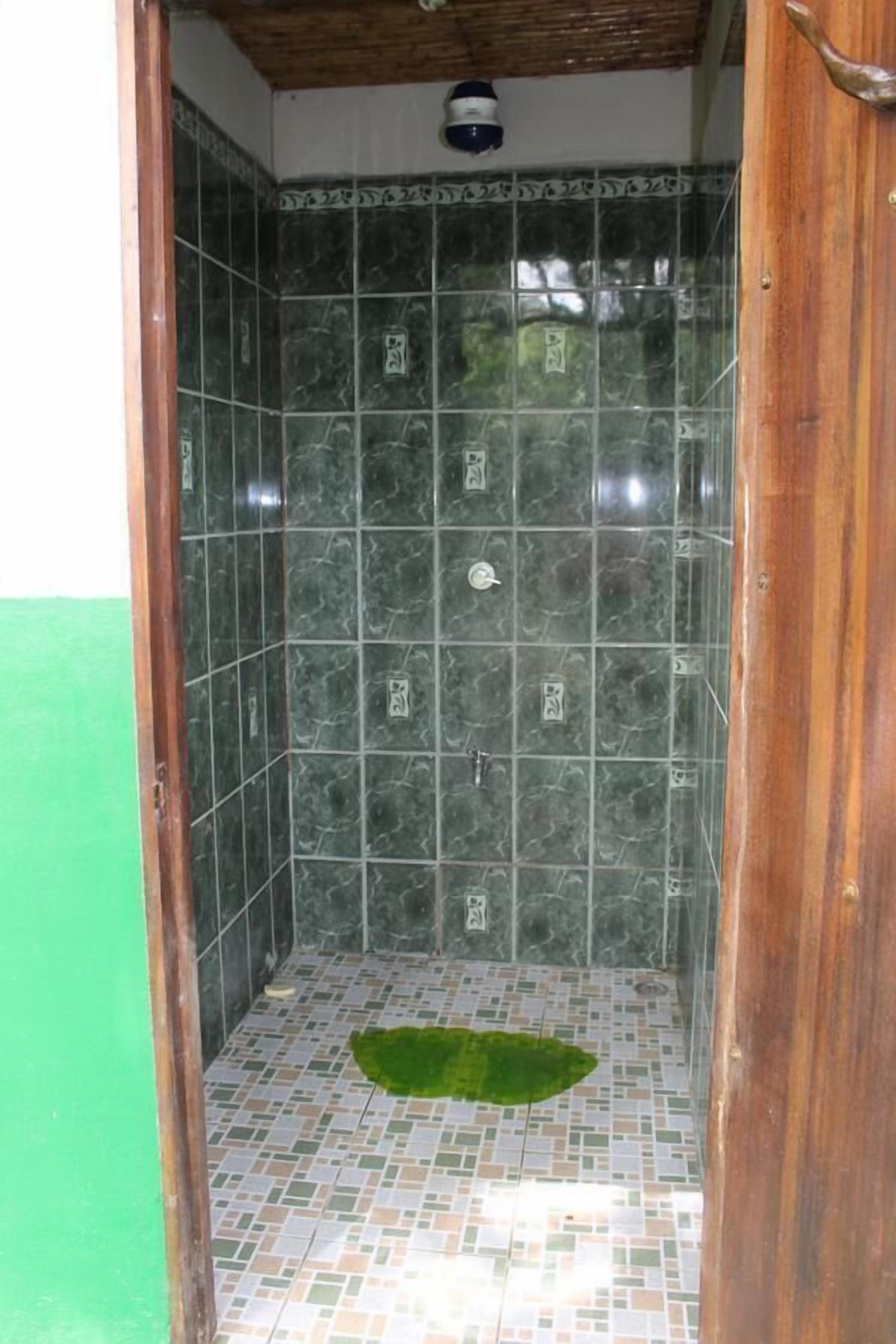 Een douche, handdoeken, zeep