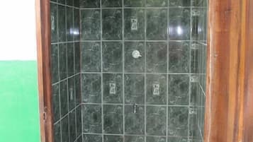Een douche, handdoeken, zeep