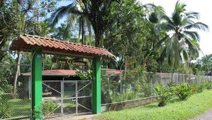 A fenced area with a green structure labeled "Finca El Gatuño." - Finca Guarumo - Hostel (Las Horquetas)