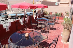 Breakfast, lunch, dinner served; local cuisine - Auberge Les Amis (Tafraout)