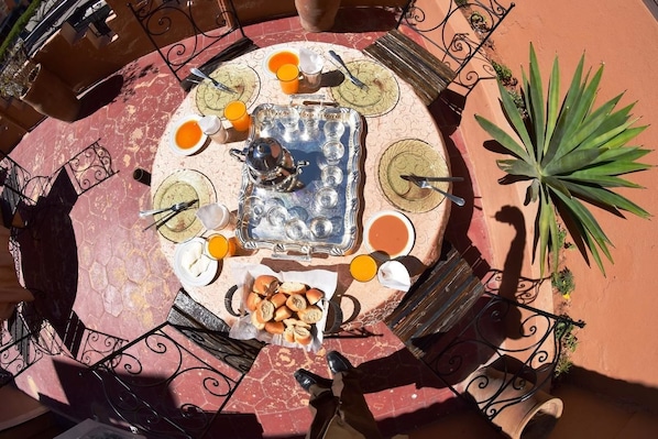 Free daily continental breakfast - Auberge Les Amis (Tafraout)