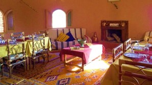 2 restaurants; breakfast, lunch, and dinner served - Kasbah Azimounde (Ait Sedrate Jbel El Soufla)