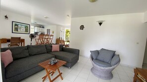 Een televisie, een dvd-speler en een stereo