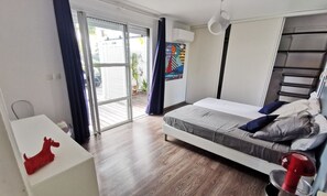 4 chambres, coffres-forts dans les chambres, fer et planche à repasser