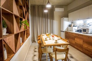 Daily cooked-to-order breakfast (GEL 5 per person)