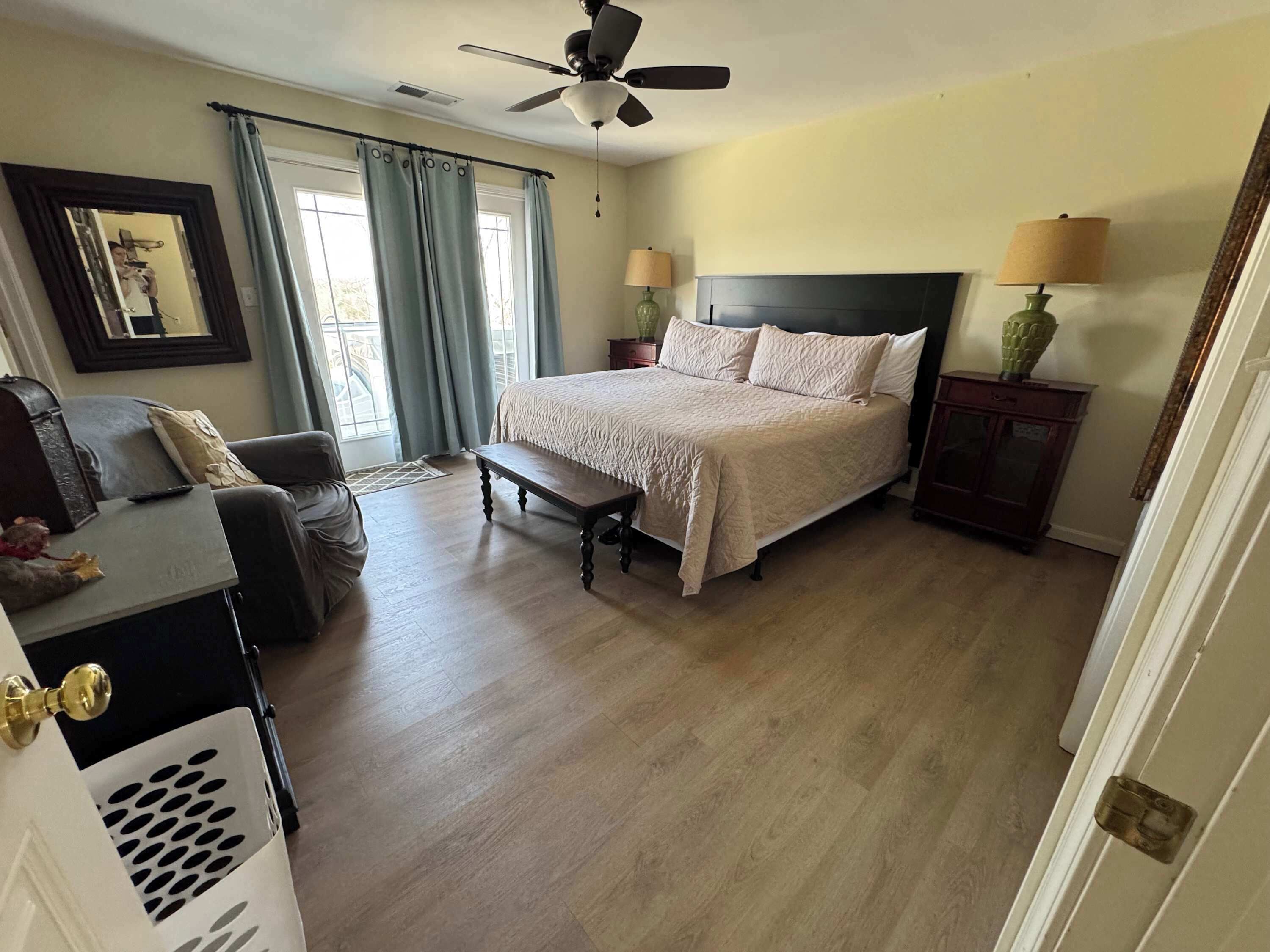 2 habitaciones, tabla de planchar con plancha, wifi y ropa de cama 