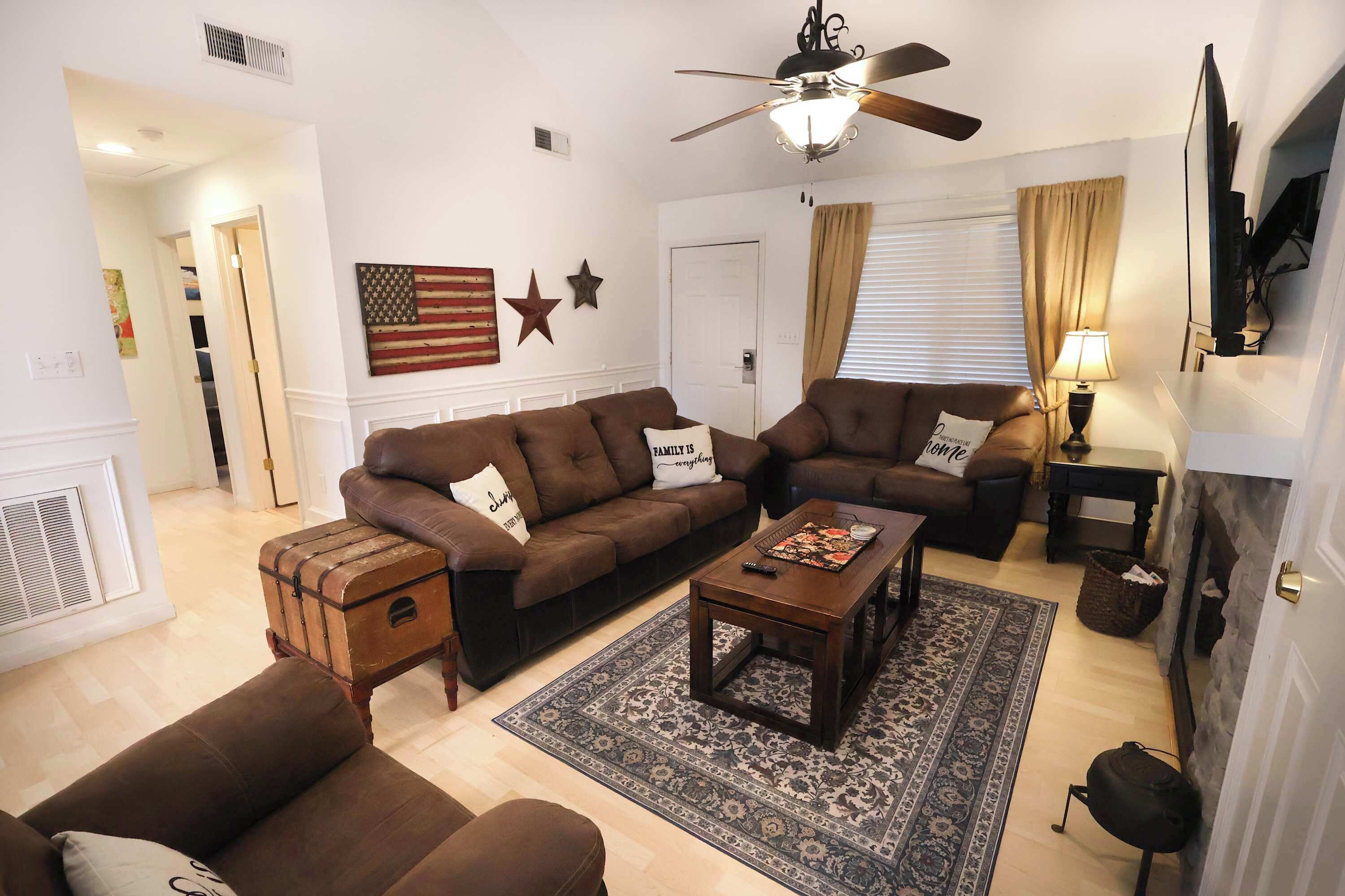 TV, fireplace