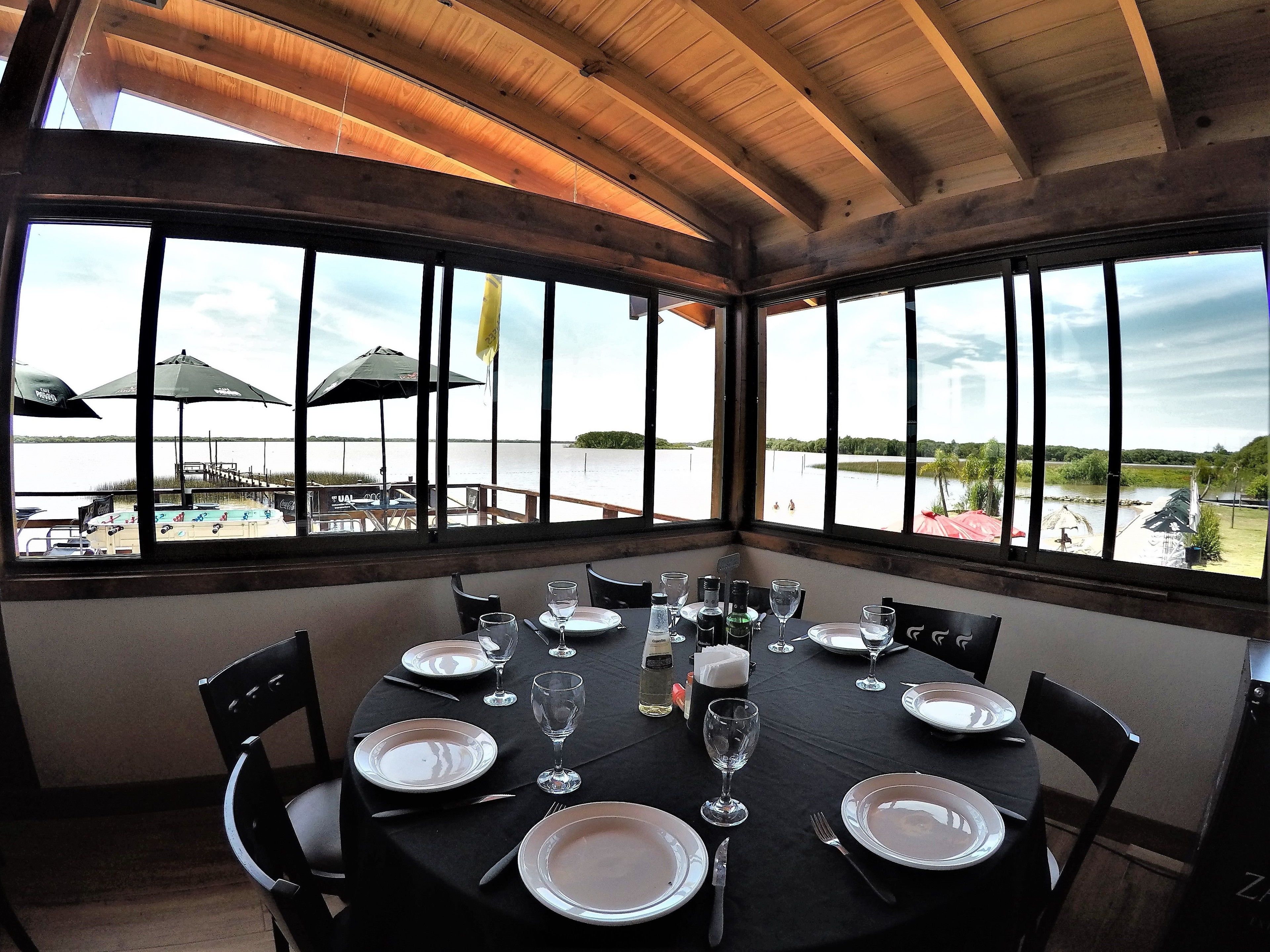 Se sirven desayunos, comidas y cenas con vista a la playa 