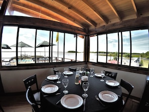 Se sirven desayunos, almuerzos y cenas; con vista a la playa