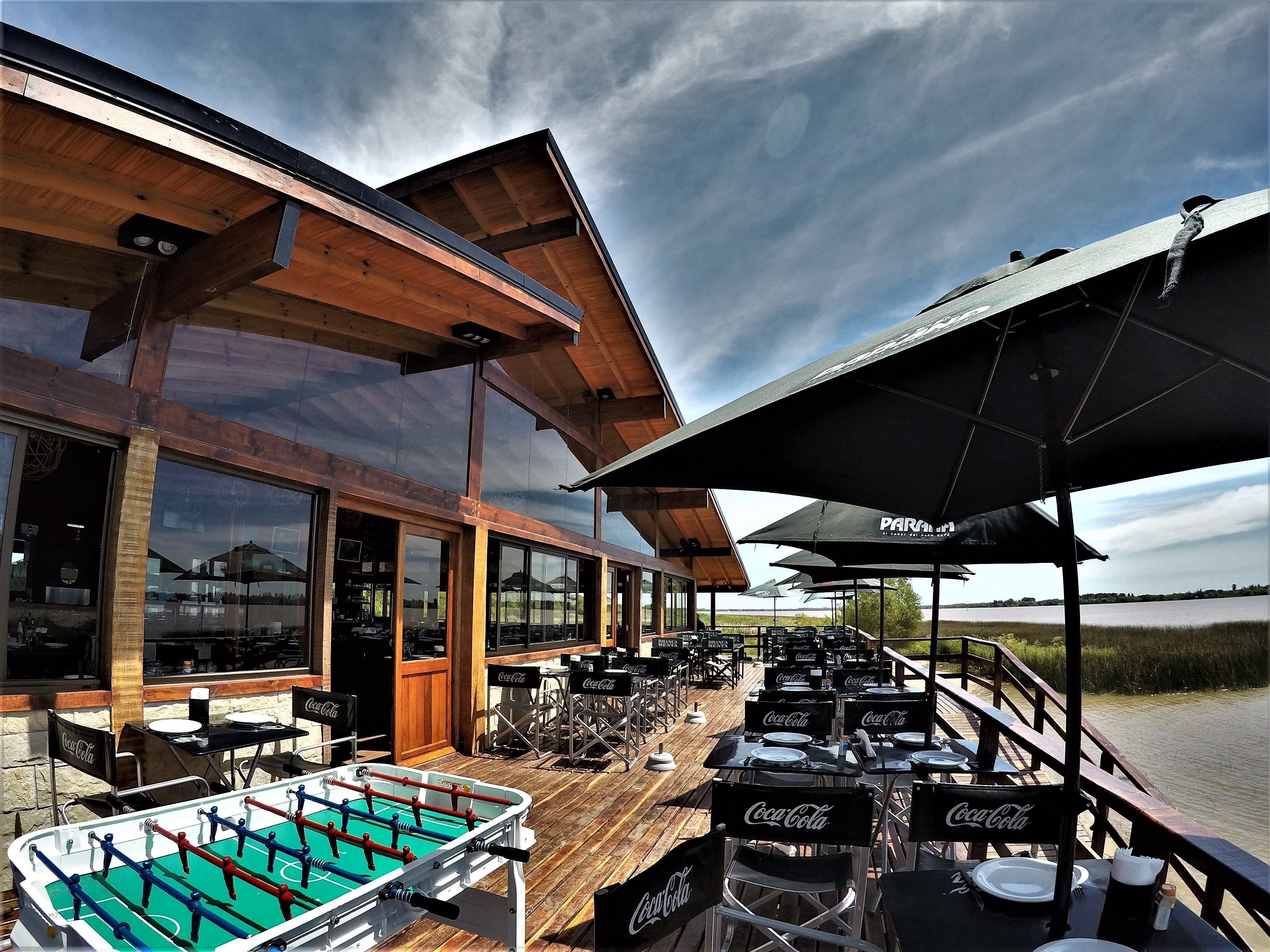Se sirven desayunos, comidas y cenas con vista a la playa 