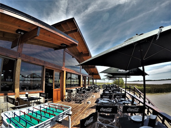 Se sirven desayunos, almuerzos y cenas; con vista a la playa