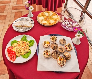 Tägliches Frühstücksbuffet gegen Gebühr