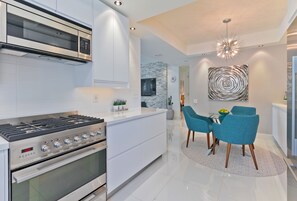 Refrigerador, microondas, horno y parrilla de estufa 