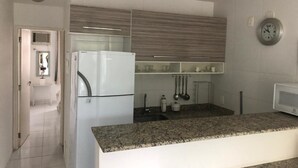 Refrigerador, microondas, horno, utensilios de cocina