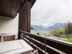 Een balkon met uitzicht op een vallei en bergen.