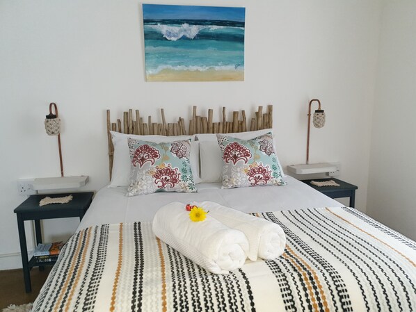 Habitación, baño compartido (Suite) | Escritorio, tabla de planchar con plancha, wifi gratis y ropa de cama