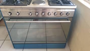 Frigorífico, microondas, placa de cocina y hervidor eléctrico
