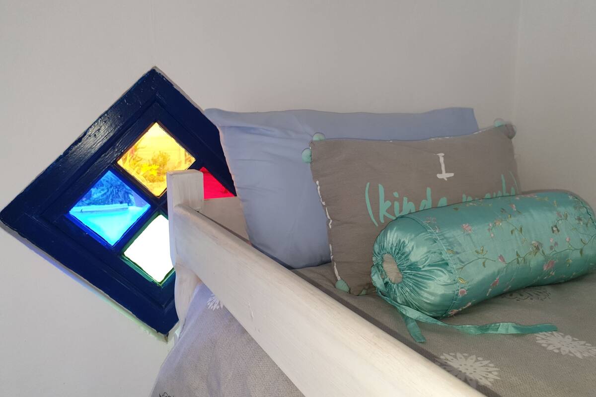 客房, 共用浴室 (Colour) | 書桌、熨斗/熨衫板、免費 Wi-Fi、床單