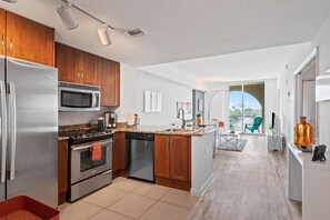 Jääkaappi, mikroaaltouuni, uuni, liesi