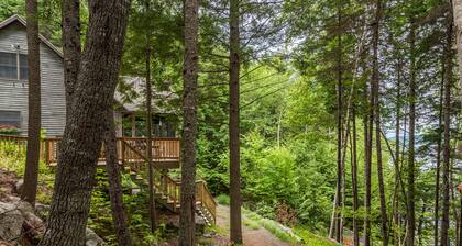 Hermosa casa frente al lago con muelle, canoa, kayaks y vistas al lago / bosque.