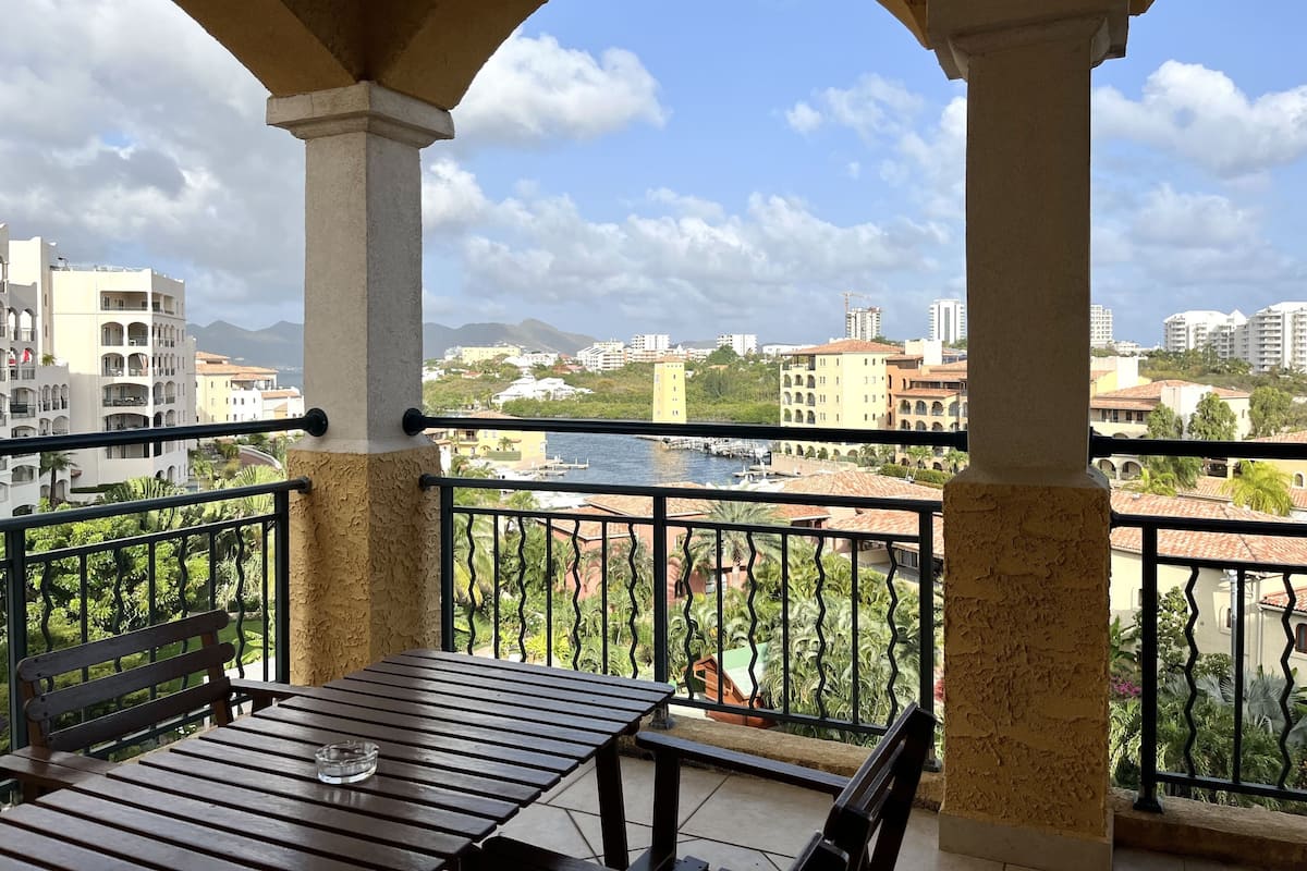Ein Balkon mit Blick auf einen Yachthafen und Gebäude.