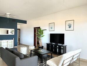 Apartamento luxo, 4 quartos, vista para o mar | Sala de estar | TV de tela plana
