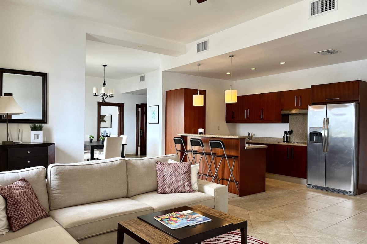 Executive Apartment, 3 Bedrooms, Marina View | Living room | Flat-screen TV