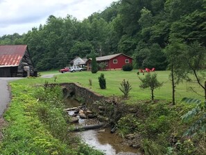 Creek passes through front of property - HEAVENLY DREAMS- Perfect Family oriented - Hot TUB, Nice Yard, Pool Table. (Gatlinburg)