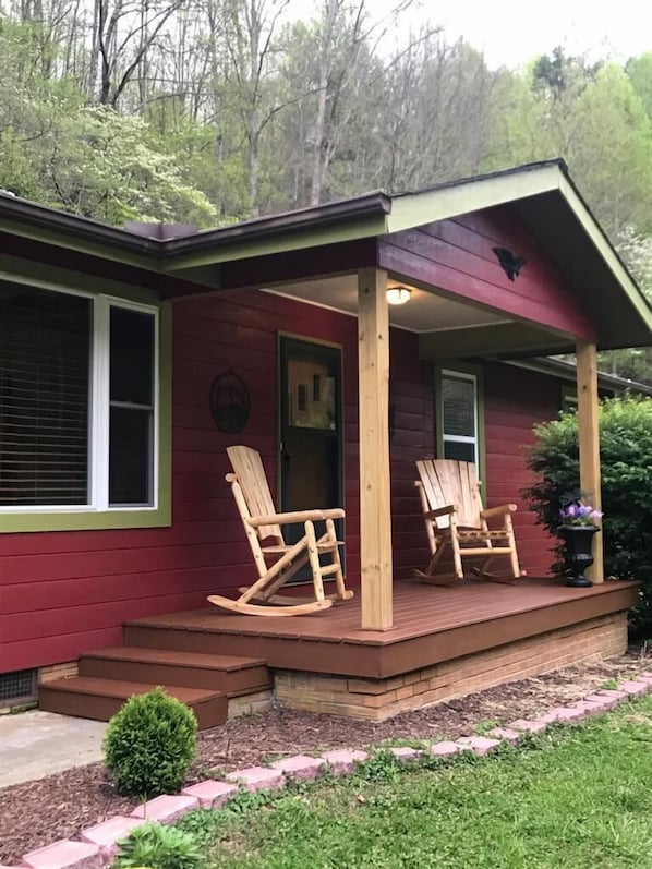 Terrace/patio - HEAVENLY DREAMS- Perfect Family oriented - Hot TUB, Nice Yard, Pool Table. (Gatlinburg)