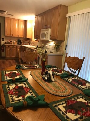 Dining - HEAVENLY DREAMS- Perfect Family oriented - Hot TUB, Nice Yard, Pool Table. (Gatlinburg)