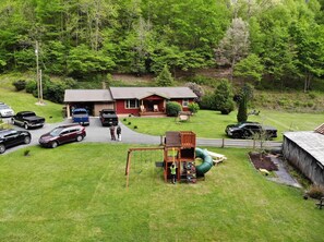 Exterior - HEAVENLY DREAMS- Perfect Family oriented - Hot TUB, Nice Yard, Pool Table. (Gatlinburg)