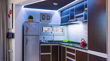 Refrigerador con freezer, microondas, lavavajillas, utensilios de cocina