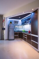 Refrigerador con freezer, microondas, lavavajillas, utensilios de cocina
