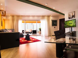 Suíte (Shoshana) | Sala de estar | TV LED 42 polegadas com canais a cabo, smart TV, Netflix