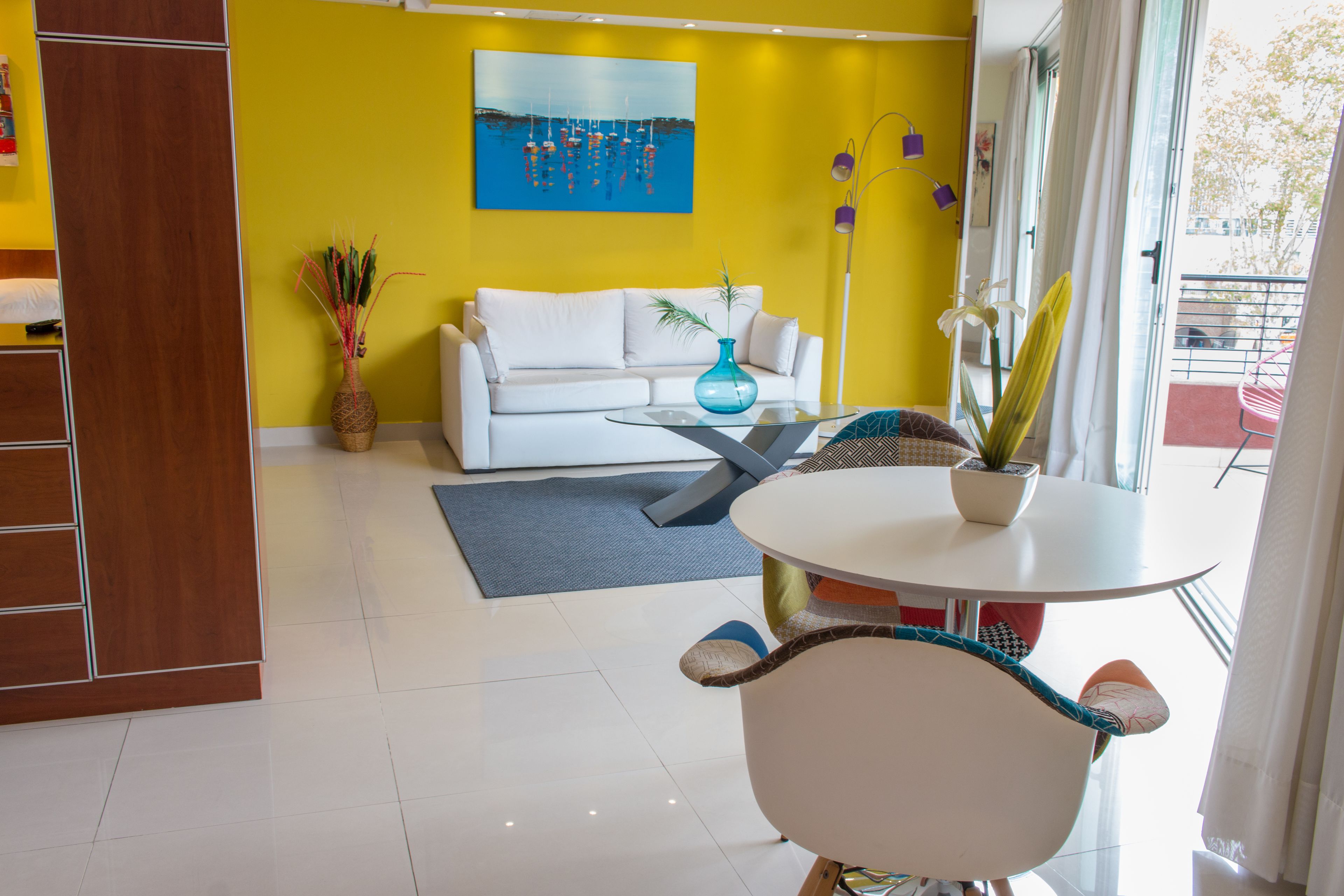 Quarto superior, sacada | Sala de estar | TV LED 42 polegadas com canais a cabo, smart TV, Netflix