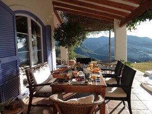 Colazione con tavolo, sedie e vista sulle montagne.