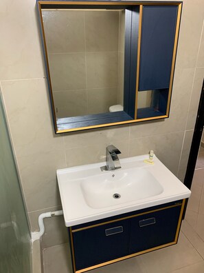 스탠다드룸 | 욕실 | 샤워 시설, 타월, 비누, 샴푸