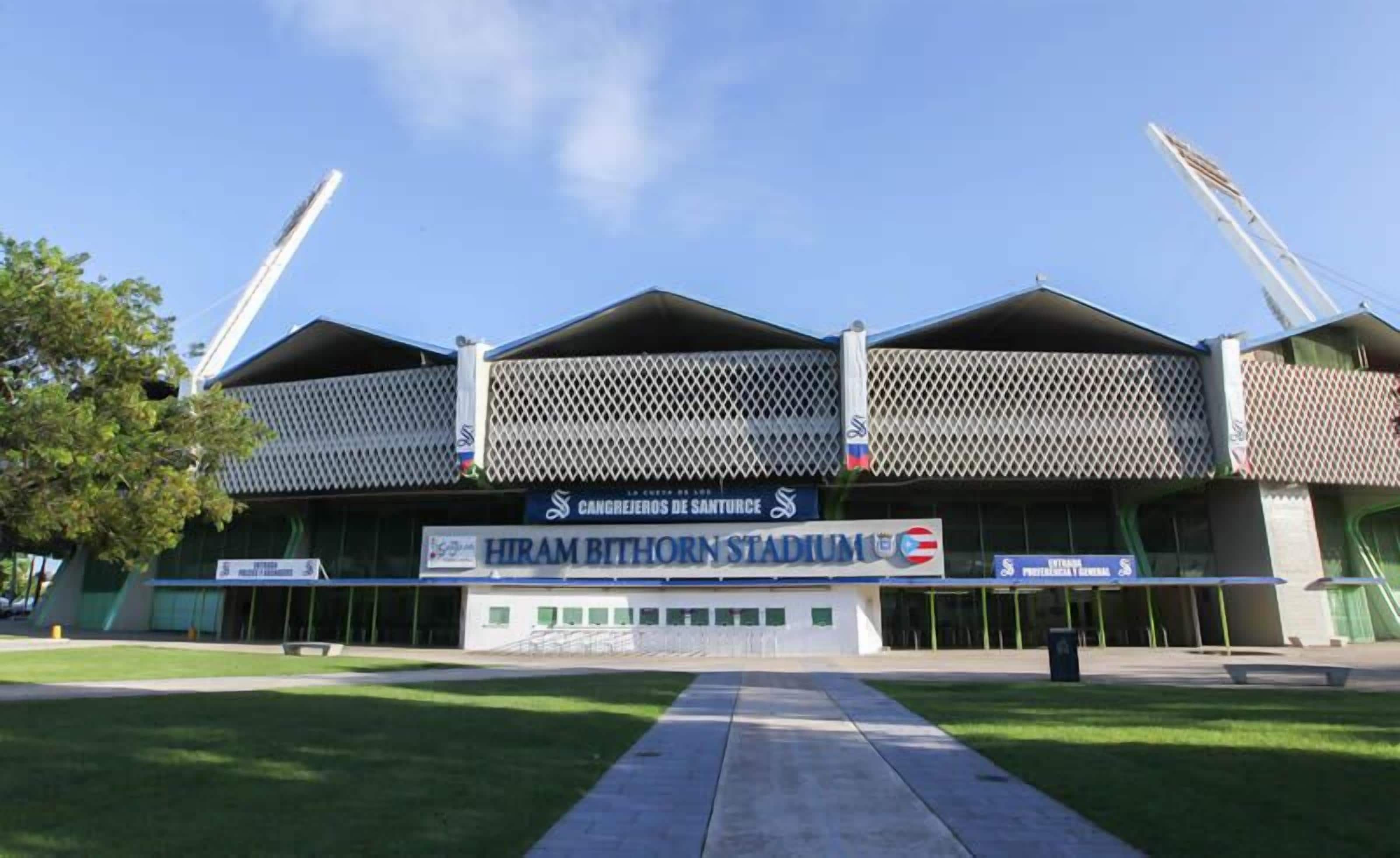 Un stade sur lequel on peut voir une grande enseigne indiquant « Stade Hiram Bithorn ».