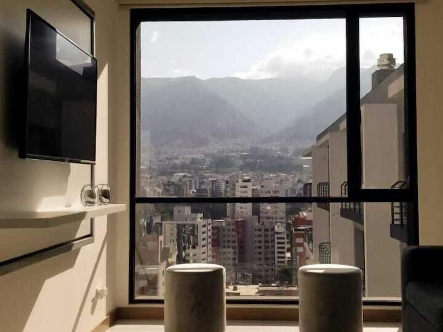 Leilighet – comfort | Oppholdsområde | En 50-tommers smart-TV med kabel-kanaler samt TV og Netflix