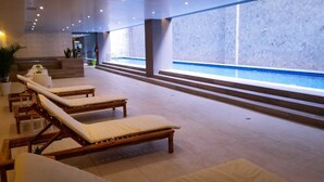 A spa area with sun loungers and a pool. - Luxury apartments Quito (Quito)