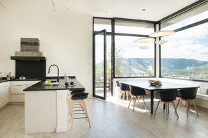 Réfrigérateur, four à micro-ondes, un four, surface de cuisson