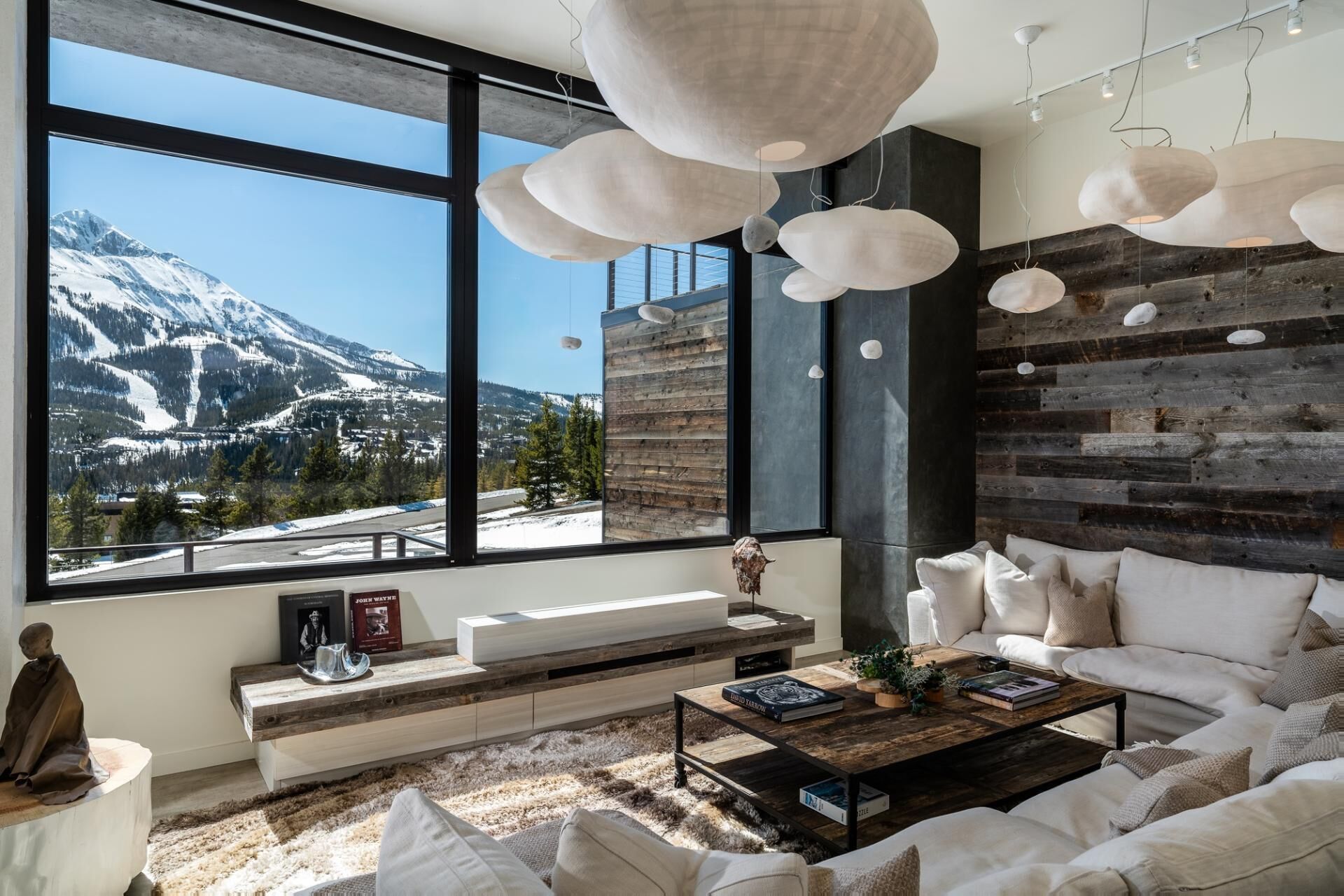 Enjoy a Winter Stay Here! Modern ski-in/ski-out home with amazing views and hot tub